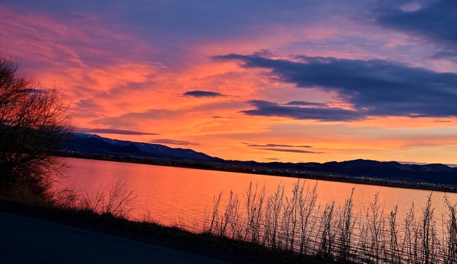 A cozy getaway with lakefront access.