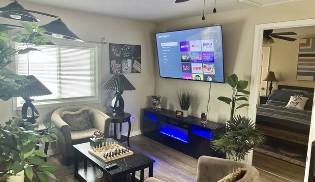 A Cozy, Homely, Fun Retreat minutes from downtown