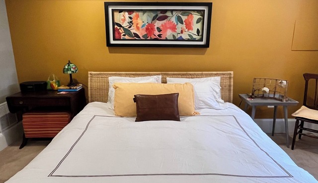 A Cozy-kept Secret Studio Located In The Heart Of 14/u St/logan Corridors