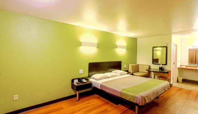 A Cozy King Bed|Free Parking|Wifi