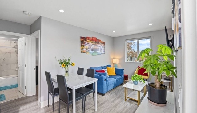 A cozy, newly built, urban retreat in the heart of Los Angeles!