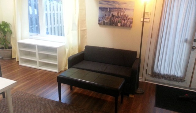 A Cozy Ottawa Hideaway Suitable For Couples & Families Minutes From The Airport