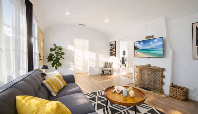 A cozy, private Pasadena home offering comfort, fast Wi-Fi, and a prime location just minutes from the Rose Bowl and Old Town.