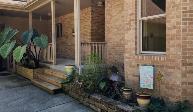 A Cozy, relaxing hideaway! 1/2 a mile from Billie Creek Covered Bridge.