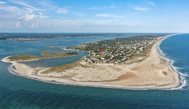A cozy retreat 5 min. from the Beach and located at The Point of Emerald Isle.