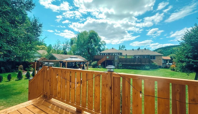 A cozy retreat w/firepit - right across from Trout Lake!