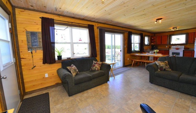 A cozy rustic cottage with a short walk to a fantastic beach in Seaview, PEI