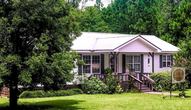 A cozy, scenic country cottage in Metter, and near GSU and Savannah.
