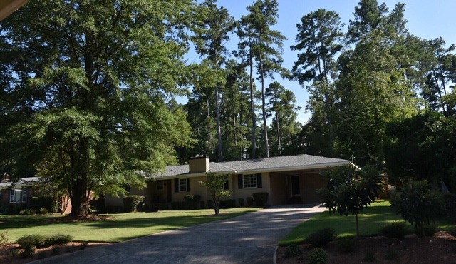 A cozy single family home located right in the center of Augusta!