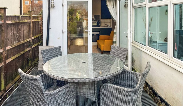 A cute little annex in a great location for that lovely getaway.