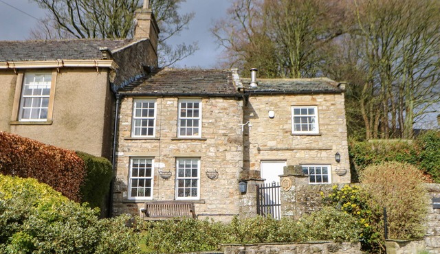 A D COACH HOUSE, pet friendly, character holiday cottage in Reeth