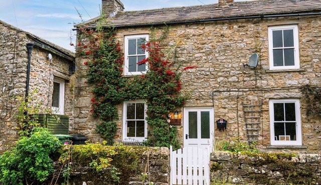 A dales bolthole & quintessential country cottage – cosy, appealing & in an idyllic rural setting