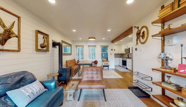 A delightful apartment nestled near Kissing Bridge and Sprague Brook Park