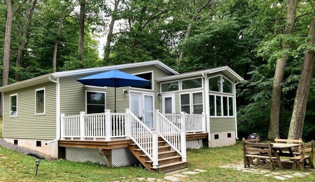 A delightful cottage set on the east shore of Cayuga lake!