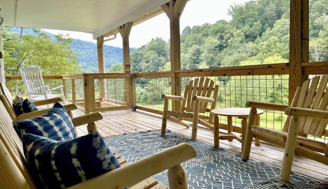 A Design-Led Mountain Lodge ~ 4BR Retreat for Gathering ~ Firepit, Views, Stars