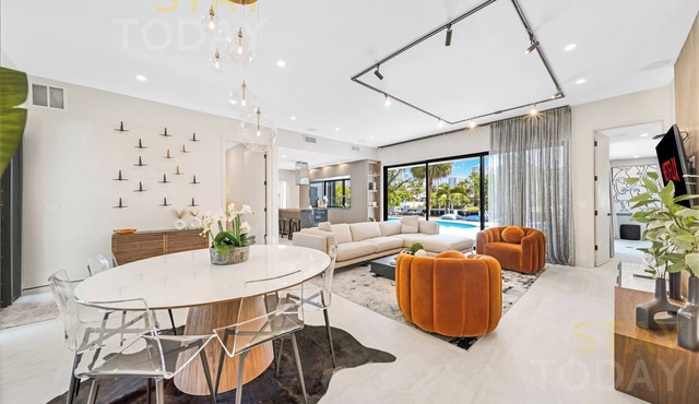 ★ A Designers 5 Bedroom Home - Heated Pool/BBQ/Boat Dock 55ft