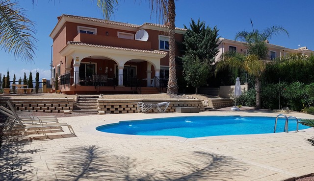 A detached 5 bedroom villa with mature gardens and pool in Alicante