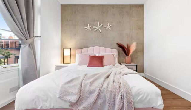 A distinguished two bedroom residence in an London with seamless high-speed WiFi