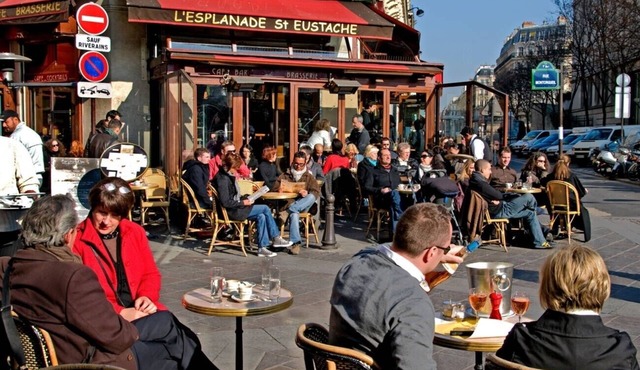 A DREAMY PARISIAN RETREAT WHERE TIMELESS ELEGANCE MEETS COMFORT – RUE RAMBUTEAU