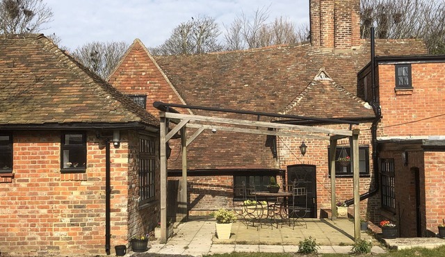 A fabulous Grade II listed converted 14th Century pub. Child and pet friendly
