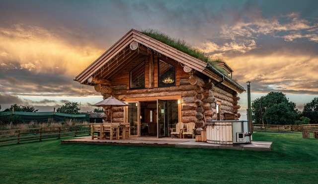 A fairy tale log cabin hand crafted from huge Douglas Fir trees. This rustic luxury cabin has oodles
