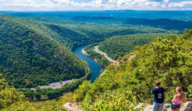 A Family Affair! Celebrate Nature at its best at this Pocono Mountain Retreat!