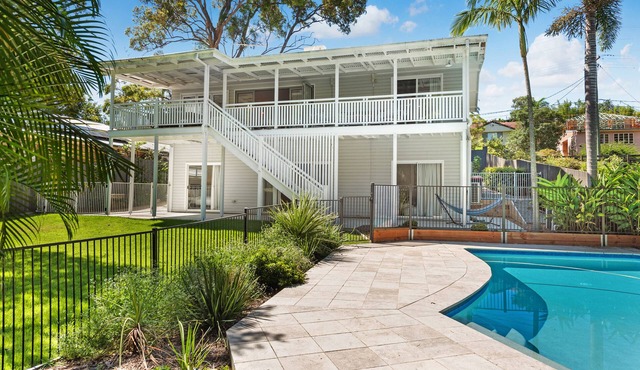 A Family Affair ~ 4 Bed/2.5Bath/Pool ~ Morningside