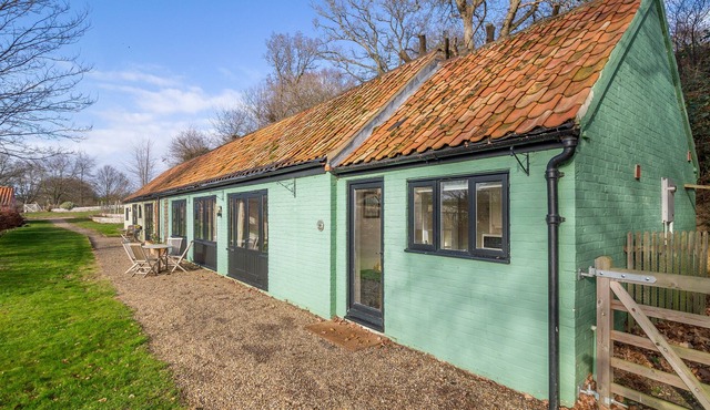 A family-friendly cottage set within ten acres of beautiful landscaped gardens benefiting from onsit