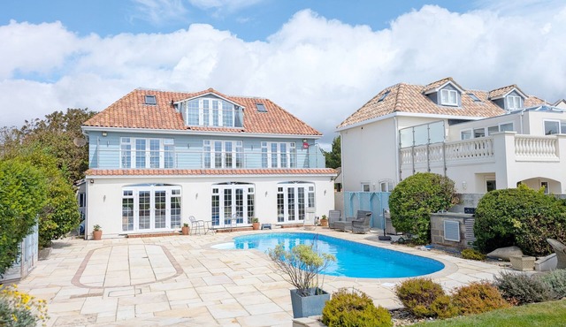 A family house that sleeps 12 guests in 6 bedrooms