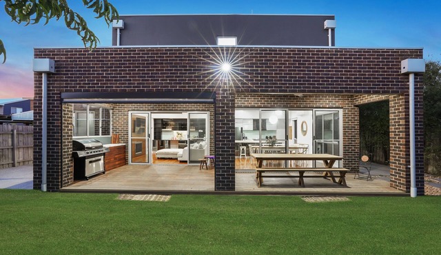 A family sized beach house just 2 mins from the beach and 1.6km from town.