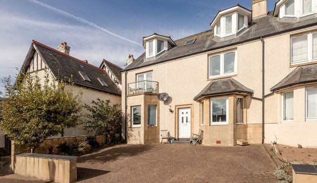 A fantastic 5 bedroomed house close to the harbour and beach