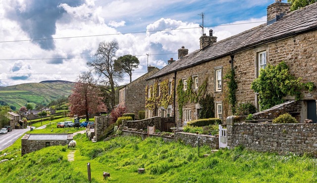 A fantastic cottage, w/free wifi, secure bike storage, stunning views & a stones throw from the pub