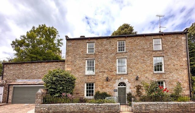 A fantastic, spacious, holiday home which comfortably sleeps 12 guests and 2 well behaved