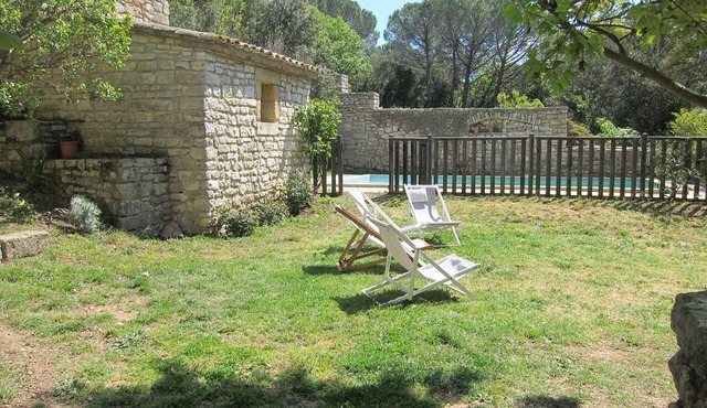 A farmhouse between ruins and scrubland
