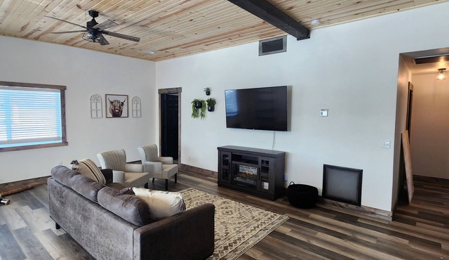 A Farmhouse style lodge, Centrally Located & Family Friendly Unit!