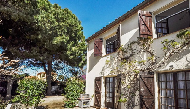 A few kilometers from the beautiful sandy beaches of the Mediterranean Sea, this practical vacation