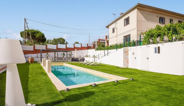 A few kilometers from the Catalan coast welcomes you this beautiful vacation home with pool.