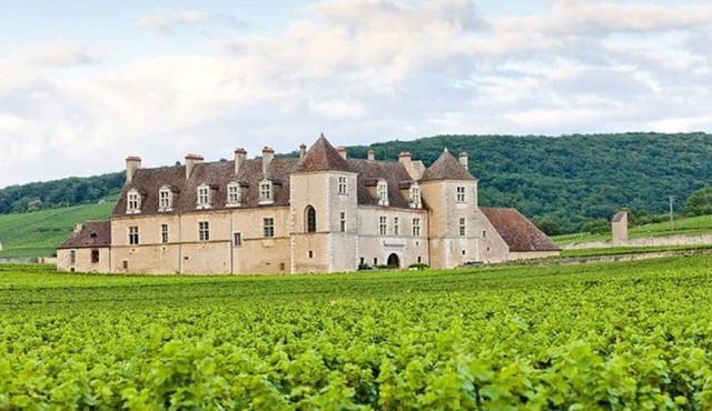 A few minutes from Beaune and its vineyards-a family farmhouse