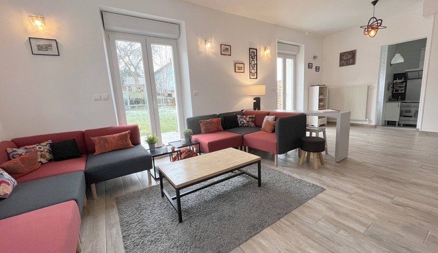 A few steps from the lake and downtown, house with terrace and garden