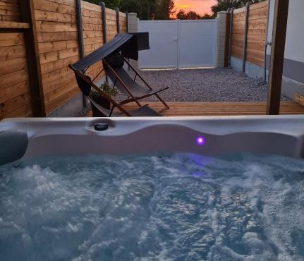 A Fleur de Spa : Maison chaleureuse avec spa privatif et billard.