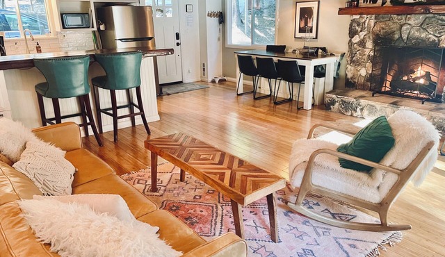A Forest Getaway, Tri-Level Chalet with fire pit, soaker tub, arcade & privacy