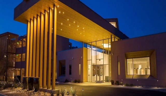 A Four Bedroom Presidential Suite! Apr.11 - 18th.