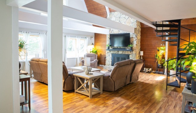 A-Frame Arbor One Block From The Beach-Four Beds and Four Bathrooms!