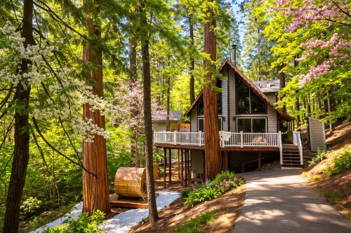 A-Frame Cabin - Sauna, Hot Tub, Fire Pit, Projector