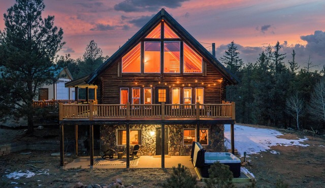 A‑Frame Cabin with Hot Tub + Pikes Peak Views + Firepit + Game Room & 75" TV