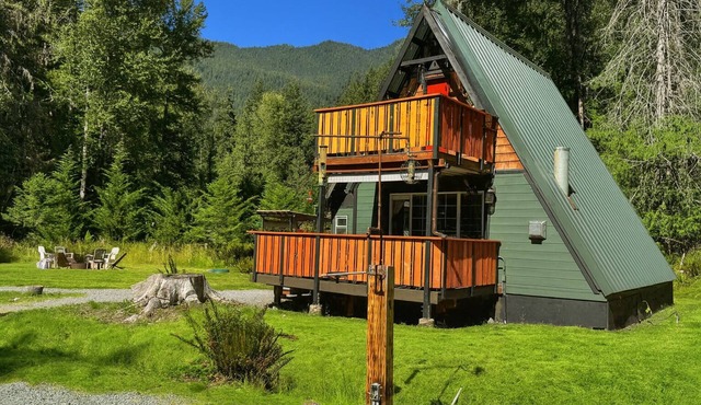 A-Frame @ Entrance to Rainier w/Hot Tub & WiFi