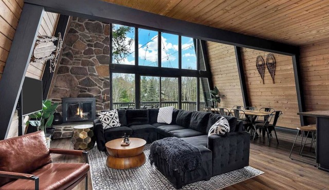A-Frame Escape w/Hot Tub, BBQ, Game Room, Firepit