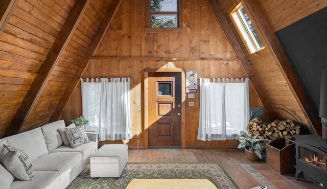 A-Frame Home,2mi from Mt.Snow w/Wood Burning Stove