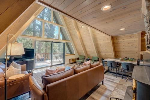 A-frame home with large deck game room wood fireplace & near the lake - dogs ok