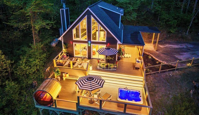 A-Frame+Hot Tub+Sauna+Views by 5 Seasons Homestays